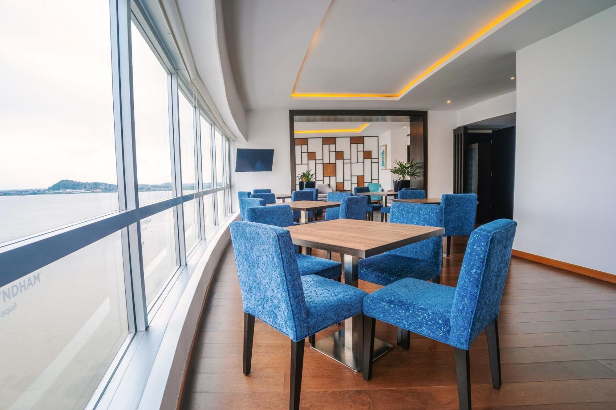 Готель Wyndham Guayaquil, Puerto Santa Ana Екстер'єр фото The lounge at the airport