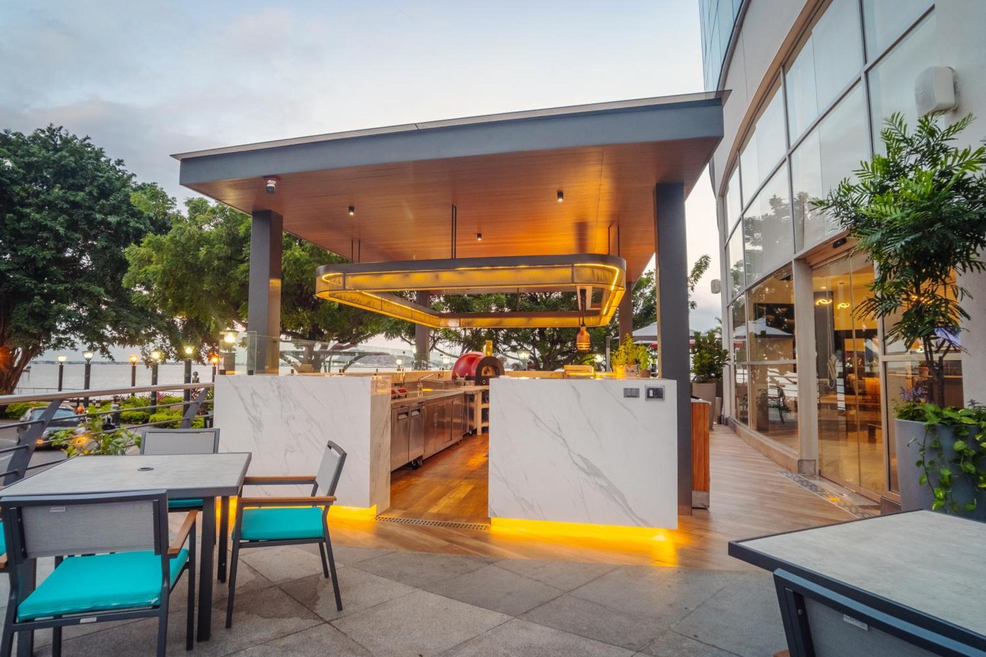 Готель Wyndham Guayaquil, Puerto Santa Ana Екстер'єр фото The outdoor bar at the 10th floor