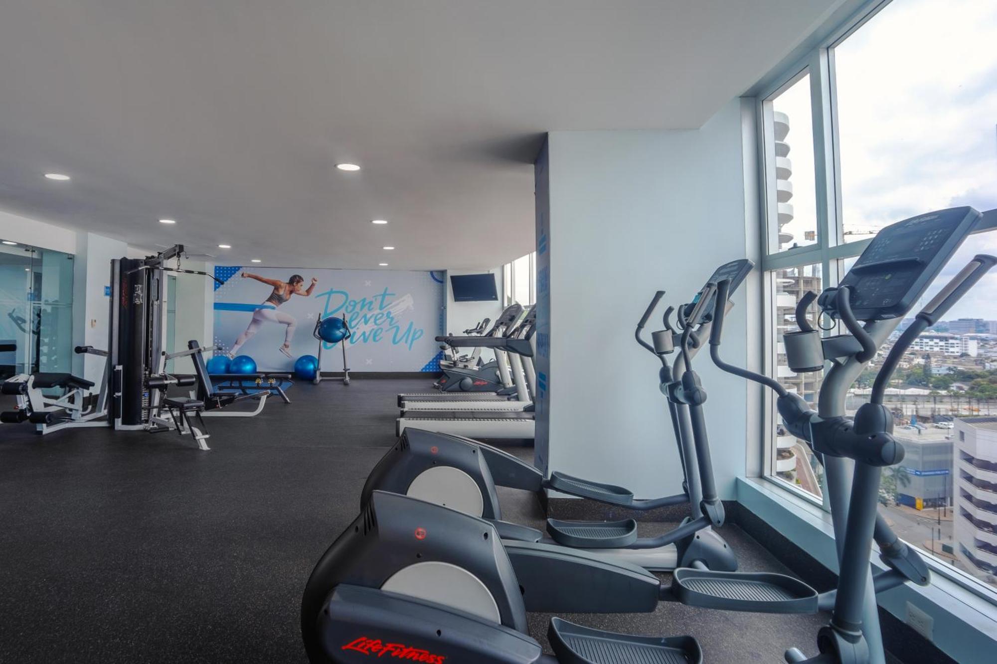 Готель Wyndham Guayaquil, Puerto Santa Ana Екстер'єр фото The gym at the hotel